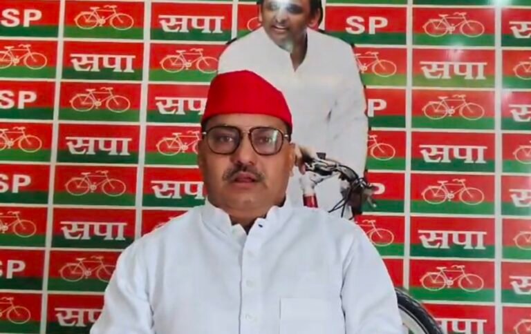 मथुरा में मुलायम-अखिलेश यादव के विवादित होर्डिंग पर भारी बवाल,भड़के सपा नेता