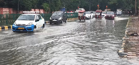 आसमान से बरसी आफत: दिल्ली में मूसलाधार बारिश ने बढ़ाई मुश्किलें, रोहिणी में इमारत गिरने से तीन की मौत, जगह-जगह लगा भयंकर जाम