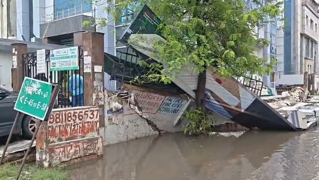 मूसलाधार बारिश ने ग्रेटर नोएडा को किया जलमग्न: एआरटीओ दफ्तर बना तालाब, कहीं गिरीं दीवारें तो कहीं धंसी सड़क