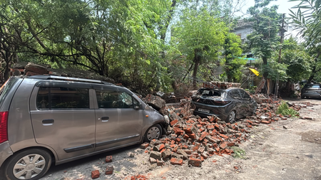मूसलाधार बारिश का कहर: नोएडा में भरभराकर गिरी जर्जर दीवार, मलबे में दबीं कई कारें, बड़ा हादसा टला