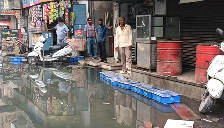 दिल्ली के हरिनगर में दूषित पानी से लोगों का फूटा गुस्सा,बोले-‘न पी सकते हैं, न नहा सकते हैं’