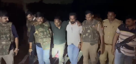 झांसी में पुलिस मुठभेड़ के बाद दो शातिर चोर गिरफ्तार, पैर में गोली लगने से घायल हुआ आरोपी