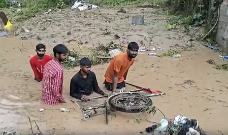 जम्मू-कश्मीर में बाढ़ का तांडव: गाड़ियां और दुकानें बहीं, एक महिला लापता, दहशत का माहौल, अलर्ट ज़ारी