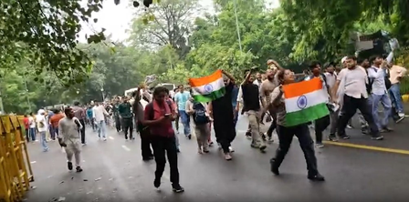 जंतर-मंतर पर नीट पेपर लीक के खिलाफ प्रदर्शन, ‘चलो संसद’ मार्च रोकने पर पुलिस-प्रदर्शनकारियों में तनाव