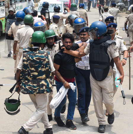 बिहार छात्र प्रदर्शन: 694 लोग हिरासत में, 91 पुलिसकर्मी घायल; हिंसा में सरकारी संपत्ति को भी नुकसान