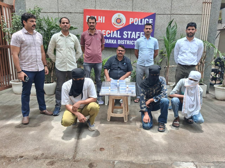 दिल्ली में लग्जरी कार से वारदात करने वाला अंतरराज्यीय लुटेरा गिरोह गिरफ्तार, तीन बदमाश हथियारों समेत दबोचे