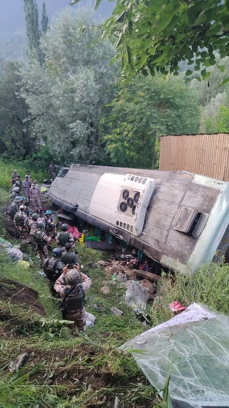 अमरनाथ यात्रा से लौट रही बस गांदरबल में पलटी, 39 श्रद्धालु घायल; राहत-बचाव में जुटे सुरक्षा बल