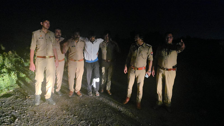 ग्रेटर नोएडा में पुलिस मुठभेड़, गौकशी का आरोपी पैर में गोली लगने के बाद गिरफ्तार; हथियार और संदिग्ध सामान बरामद