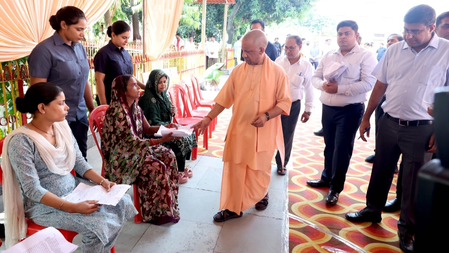 गोरखपुर में सीएम योगी का जनता दर्शन: करीब 200 फरियादियों की सुनी समस्याएं, बोले- हर व्यक्ति की शिकायत का समाधान सरकार की प्राथमिकता