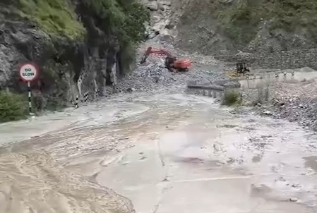चमोली में भारी बारिश का कहर, पागल नाला के पास भूस्खलन से बद्रीनाथ हाईवे बंद, कई वाहन फंसे