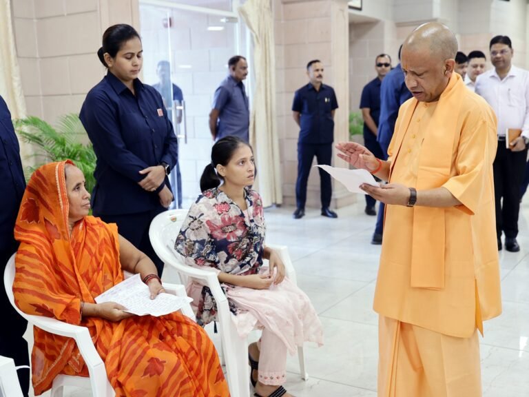 जनता दर्शन में सीएम योगी ने सुनी फरियाद, बोले- अपराधियों और अवैध कब्जा करने वालों के लिए यूपी में कोई जगह नहीं