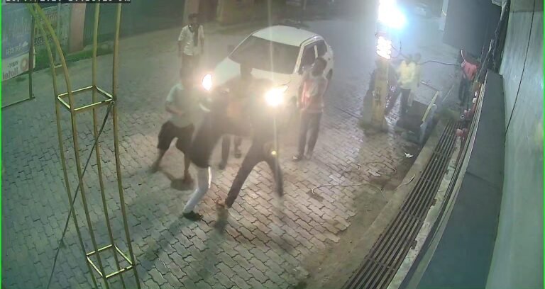 औरैया में भारी बवाल; होटल के बाहर कर्मचारियों को दौड़ा-दौड़ा कर पीटा,दबंगों की तलाश में जुटी पुलिस