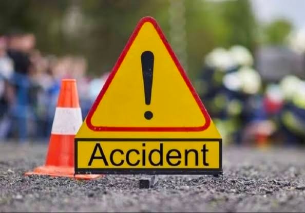 लखनऊ में खड़े ट्रक से टकराई तेज रफ्तार स्विफ्ट कार, अमेठी के दो युवकों की मौत, दो गंभीर रूप से घायल
