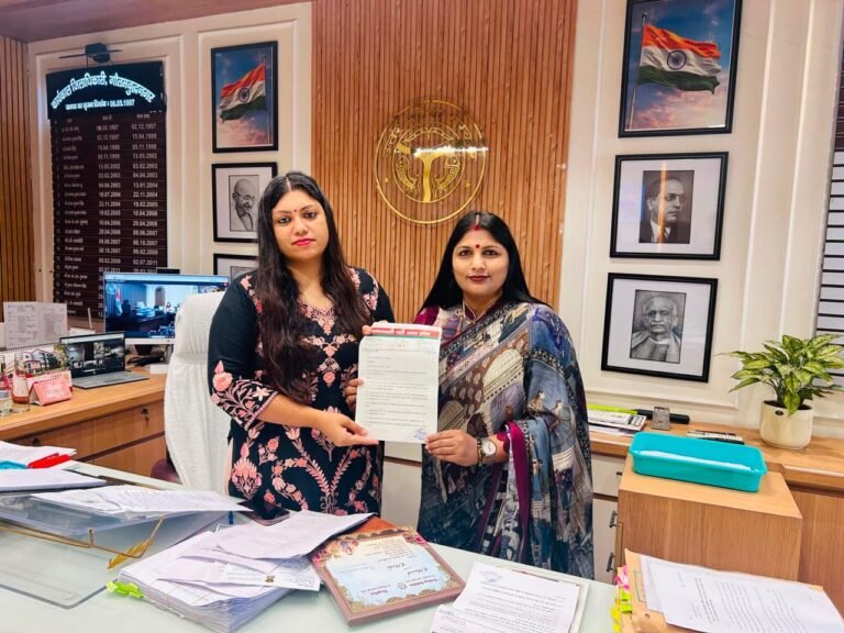 ग्रेटर नोएडा वेस्ट की समस्याओं पर सपा नेत्री ने डीएम को सौंपा ज्ञापन, गंगा जल और मेट्रो की उठाई मांग