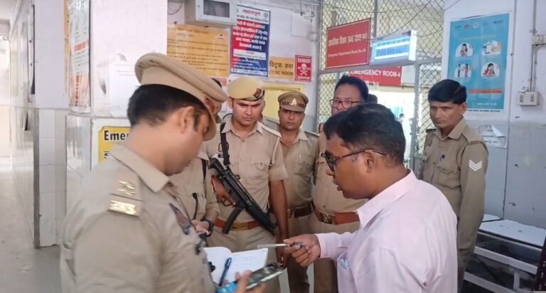 कानपुर में थाने के बाहर युवक ने खुद को लगाई आग, बचाने पहुंचे थाना प्रभारी समेत तीन पुलिसकर्मी भी झुलसे