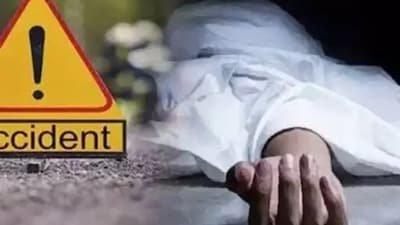 नोएडा में सड़क किनारे खड़े ट्रक से टकराया ऑटो, हादसे में महिला की मौत, तीन महीने के बच्चे समेत पांच घायल
