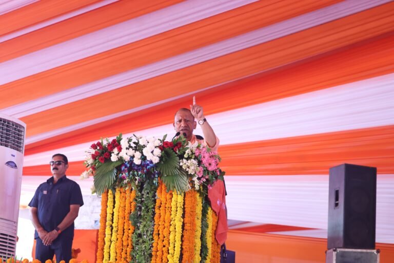 बुंदेलखंड की धरती से गरजे सीएम योगी: बोले- पहले जिनके हाथों में तमंचे थे, अब वे ब्रह्मोस मिसाइल बनाएंगे; पाकिस्तान भी कांपेगा