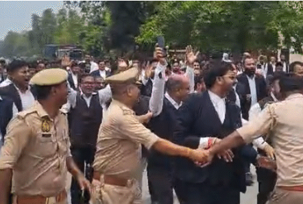 अयोध्या में बड़ा बवाल: चंपत राय समेत 4 के खिलाफ FIR के लिए सड़कों पर उतरे वकील,आरोपियों के घरों पर बुलडोजर चलाने की तैयारी