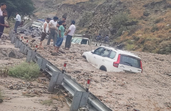आसमान से बरसी आफत: हिमाचल में फटा बादल, मलबे में दबी गाड़ियां, सहमे लोग, 6 जुलाई तक बारिश की चेतावनी