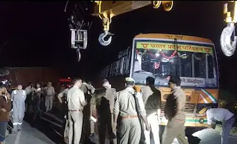 एटा में काल बनकर दौड़ा ट्रक: तकनीकी खराबी के कारण सड़क पर खड़े रोडवेज यात्रियों को कुचला, पांच की दर्दनाक मौत, ग्यारह गंभीर रूप से घायल