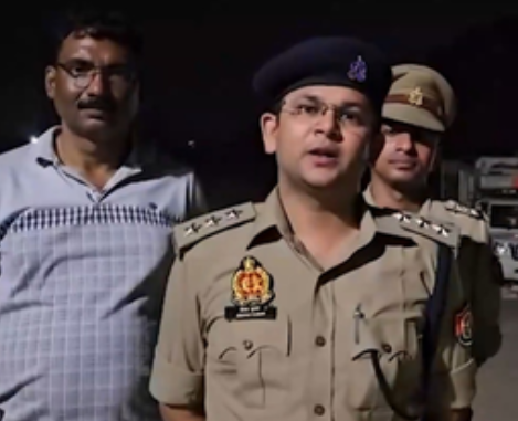 खाकी का डबल एनकाउंटर: बुलंदशहर में मवेशी चोर तो मऊ में चेन स्नेचर के पैर में लगी गोली, दबोचे गए शातिर अपराधी,चोरी की भैंस और चेन बरामद