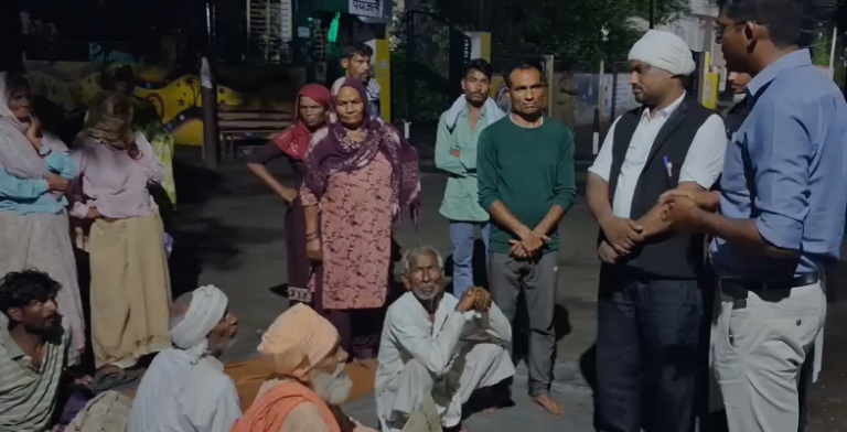 मुज़फ्फरनगर में रविदास मंदिर की जमीन पर कब्जा, ग्रामीणों का धरना,आधी रात कलेक्ट्रेट पहुंचे सिटी मजिस्ट्रेट,दिया आश्वासन,प्रेमदास महाराज बोले- लिखित भरोसा मिले तभी खत्म होगा धरना
