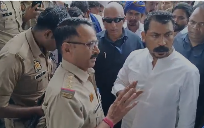 मुजफ्फरनगर रोहाना टोल प्लाजा पर रोका गया नगीना सांसद का काफिला,तो पुलिसकर्मियों पर बरसे, इंस्पेक्टर ने जोड़े हाथ,नोकझोंक के बाद मेरठ के लिए हुए रवाना