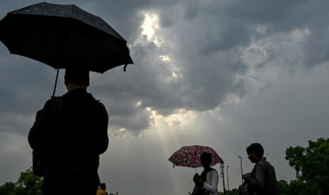 दिल्ली में छाए रहेंगे बादल! जानें इस हफ्ते कब होगी बारिश और कितना गिरेगा तापमान