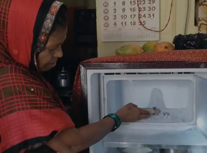 आगरा में बड़ा चमत्कार! फ्रीजर में जमी बर्फ में दिखी शिवलिंग की आकृति,जुटी श्रद्धालुओं की भीड़,पूजा-अर्चना शुरू