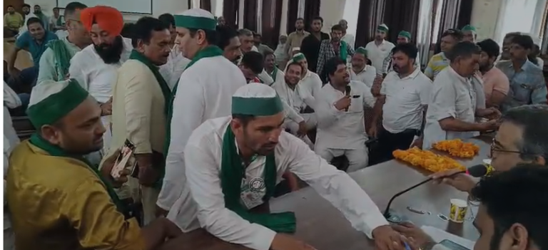 मुज़फ़्फ़रनगर में किसान दिवस पर बवाल: भाकियू जिलाध्यक्ष ने ट्रांसफॉर्मर बदलने के नाम पर जेई पर लगाया रिश्वत का आरोप,एक रुपया भी नहीं देंगे