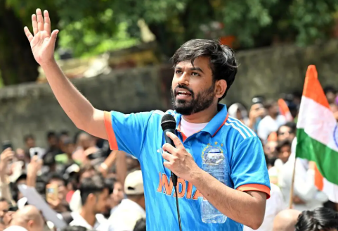 सोनम वांगचुक को अस्पताल ले जाने के बाद अभिजीत दिपके ने शुरू किया अनशन, बोले- आंदोलन खत्म नहीं होगा