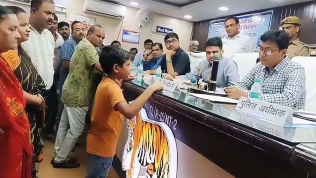 लखीमपुर में 13 साल के छात्र ने डीएम के सामने लगाई गुहार, बोला- ताऊ-ताई ने कमरे पर लगाया ताला; अफसरों ने तुरंत लिया संज्ञान
