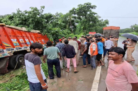संतकबीरनगर में दर्दनाक सड़क हादसा: बेकाबू ट्रक ने चारपाई पर बैठे एक ही परिवार के चार लोगों को रौंदा, सभी की मौत