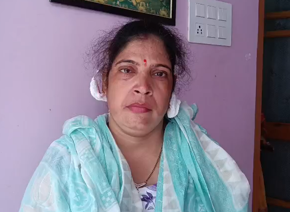 मुज़फ़्फ़रनगर में ठाकुर का मकान कौन सा है?’ पूछकर, मंदिर से लौट रही महिला के कानों में से कुंडल नोंच भागे बदमाश, CCTV में कैद वारदात 