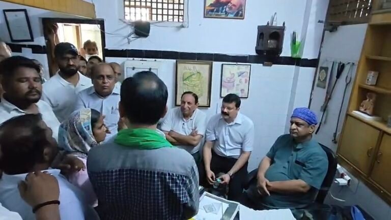 मुजफ्फरनगर के फेमस सर्जन डॉ पीके कांबोज हॉस्पिटल में जोरदार हंगामा: मरीज के परिजनों ने लगाया गलत ऑपरेशन और अभद्रता का आरोप