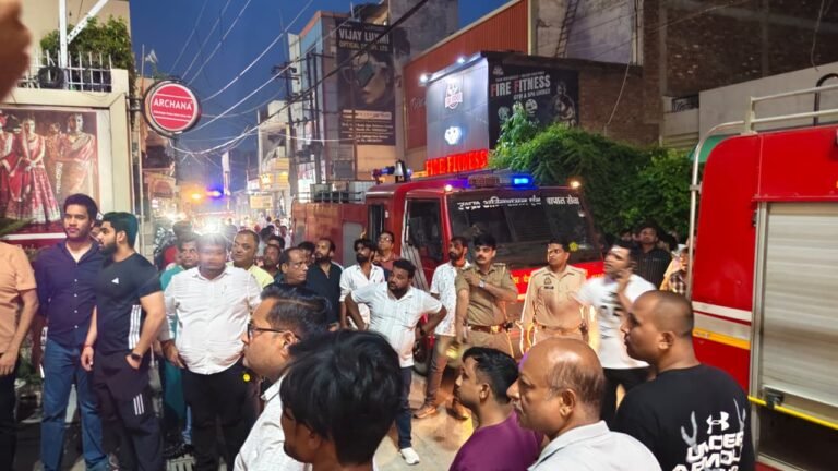 मुज़फ्फ़रनगर: मंडी के अर्चना साड़ी शोरूम में भीषण आग, ऊपरी मंजिल से उठीं लपटें; मौके पर दमकल की 3 गाड़ियां