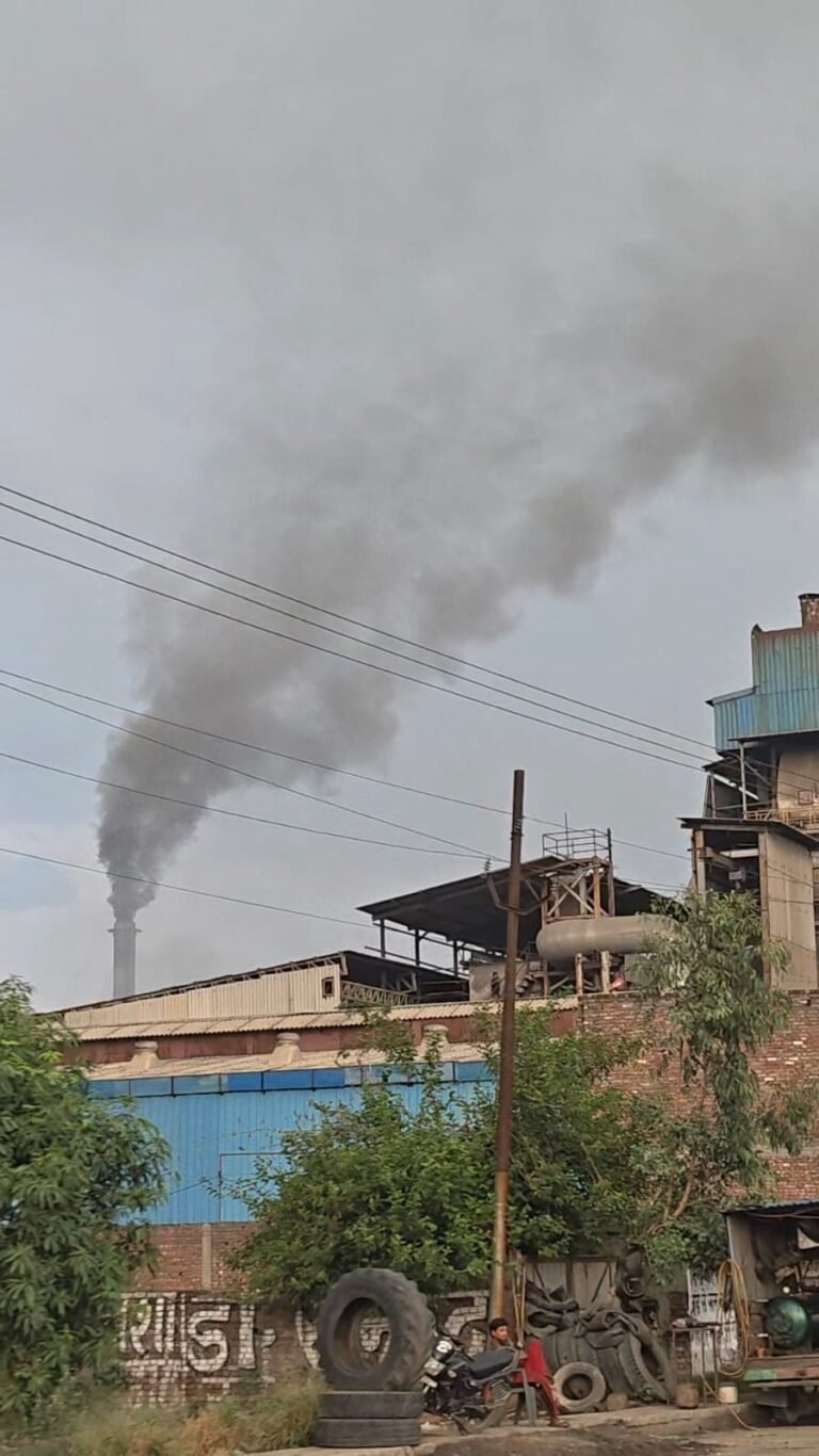 मुज़फ्फ़रनगर में जहरीले धुएं का नया VIDEO: कई KM दूर तक दिखाई दिया गुलशन कैमिकल के काले धुएं का गुबार; जांच के निर्देश