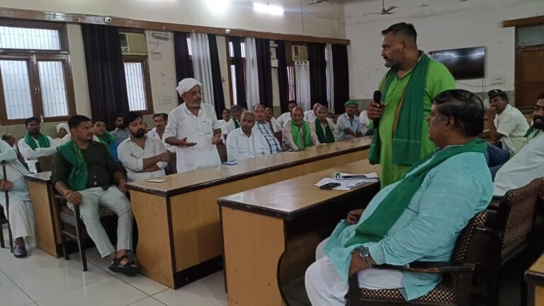 मुजफ्फरनगर में बारिश के बीच किसानों का प्रदर्शन: डीएम कार्यालय पर दी दस्तक, मुख्यमंत्री के नाम सौंपा 14 सूत्रीय ज्ञापन