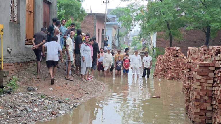मुज़फ्फ़रनगर में लगातार बारिश के बाद सड़कें बनी तालाब,भड़के लोग,लगाए पालिकाध्यक्ष और मंत्री के खिलाफ नारे, 2027 चुनाव बहिष्कार की चेतावनी