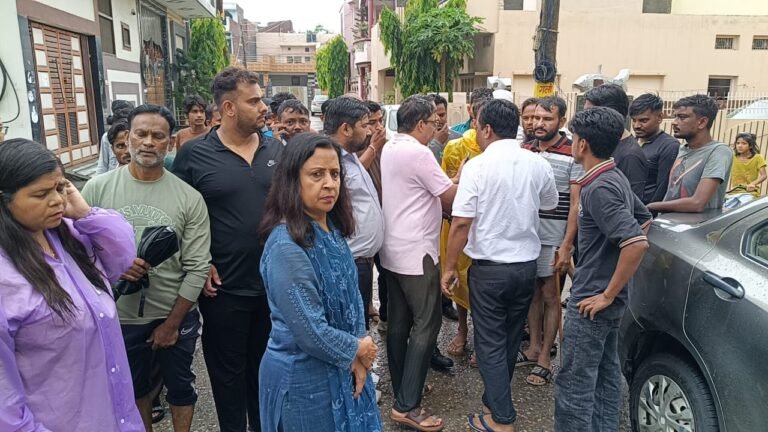 मुजफ्फरनगर में जलभराव के बीच जनता का फूटा गुस्सा: तालाब ओवरफ्लो होने पर निरीक्षण करने पहुंचीं पालिका अध्यक्ष, विरोध के बाद वापस लौटीं