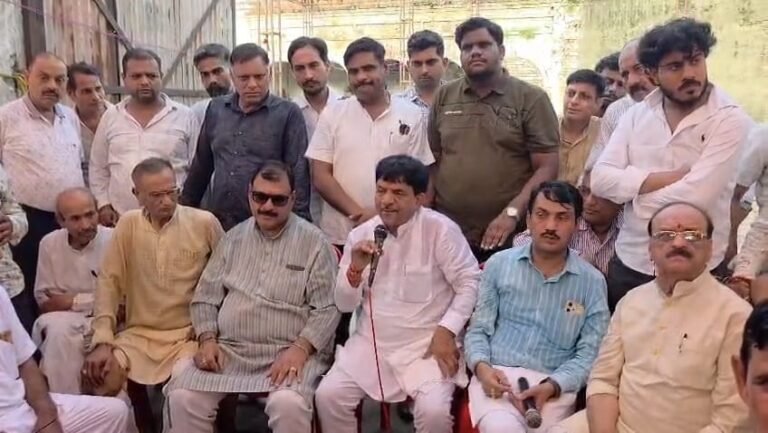 मुज़फ़्फ़रनगर में कांवड़ शिविर का टेंट उखाड़ने पर भड़के सामाजिक संगठन, जानें मीनाक्षी चौक के हंगामे की पूरी इनसाइड स्टोरी