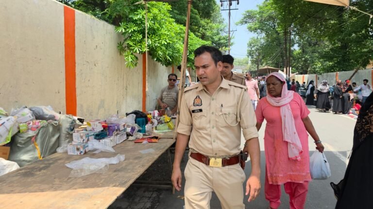मुज़फ़्फ़रनगर का ‘मंगल बाज़ार’ एक महीने के लिए बंद, सुबह दुकानें सजाते ही पहुंची पुलिस, हटवाया गया पूरा बाजार