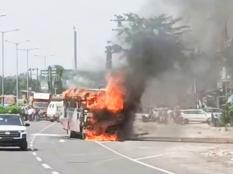 मुजफ्फरनगर में चलती CNG बस में भीषण आग, यात्रियों के उतरते ही हुआ धमाका; चालक-परिचालक की सूझबूझ से टला बड़ा हादसा