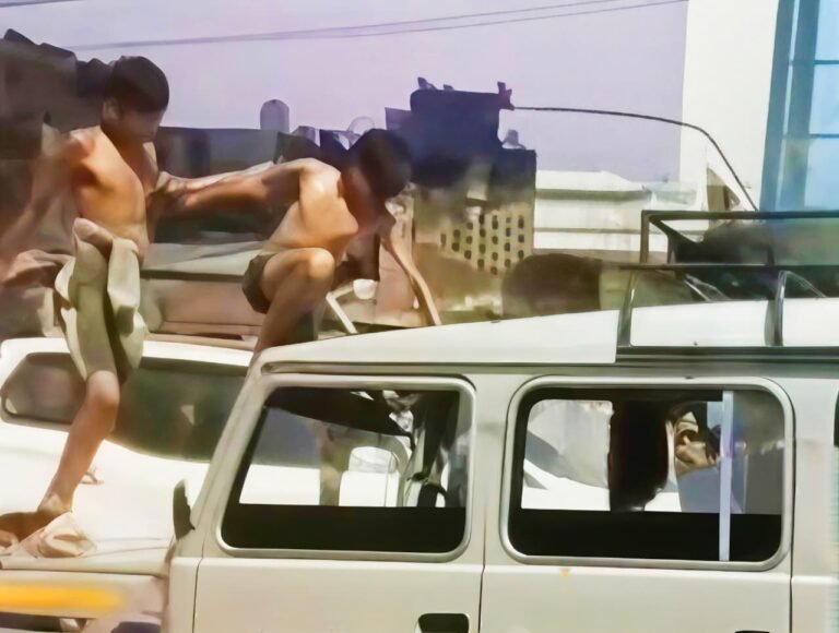 मुजफ्फरनगर में पिकअप से कांवड़ टच होने पर हंगामा: आक्रोशित कांवड़ियों ने वाहन में की तोड़फोड़, चालक फरार