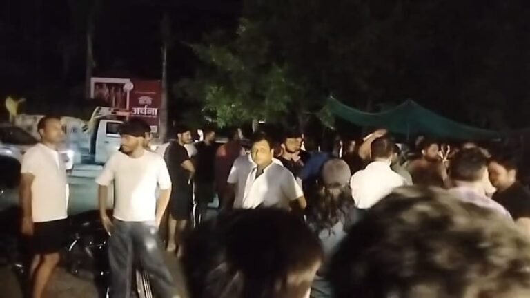 मुजफ्फरनगर में गर्मी से कम, बिजली विभाग से ज़्यादा परेशा शहरवासी! रातभर ‘आंख-मिचौली’ से आजिज लोगों का बिजलीघर पर फूटा गुस्सा