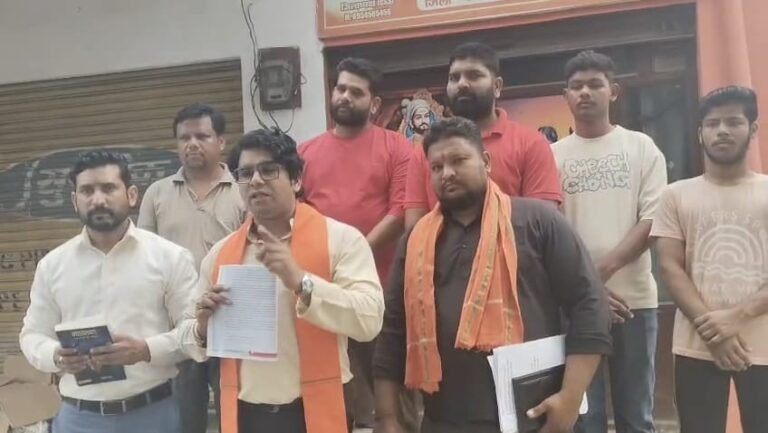 इतिहास की किताब पर मुजफ्फरनगर में हंगामा: अकबर को ‘महान’ बताने का विरोध,अर्चित आर्य ने उठाई हटाने की मांग