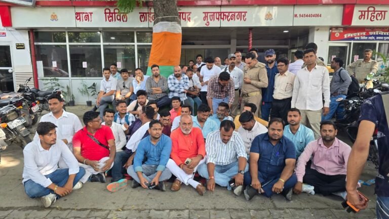 मुजफ्फरनगरः पत्रकारों से कथित अभद्रता के आरोप में SSI के खिलाफ मोर्चा, निलंबन की मांग को लेकर धरने पर बैठे पत्रकार