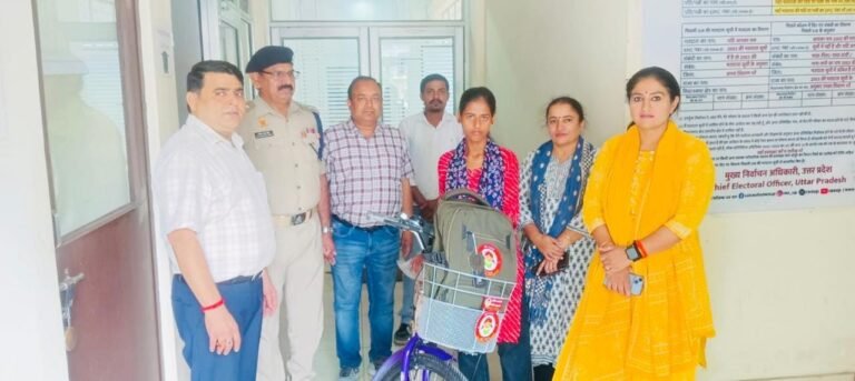 मुजफ्फरनगर में माता-पिता के निधन के बाद भी नहीं टूटी हिम्मत, जिला प्रशासन ने छात्रा को किया सम्मानित