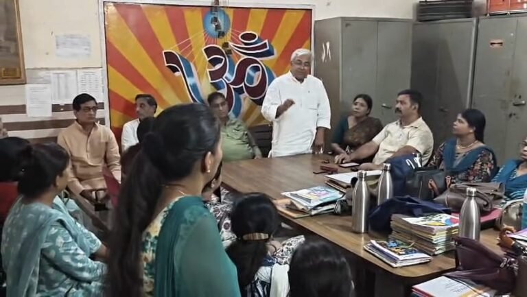 वैदिक पुत्री पाठशाला प्रकरण: प्रधानाचार्या के समर्थन में उतरे शिक्षक, बोले- बेबुनियाद मुकदमे पर करेंगे सामूहिक गिरफ्तारी