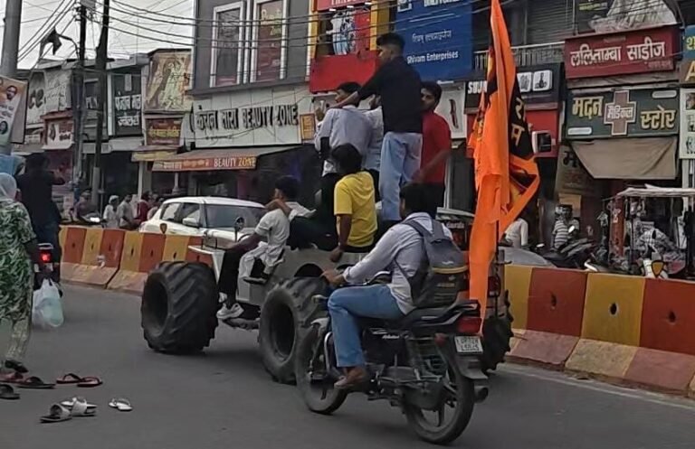 मुजफ्फरनगर में कांवड़ यात्रा के बीच गाड़ियों की खिड़कियों से बाहर निकल युवकों ने किए जानलेवा स्टंट,वीडियो वायरल